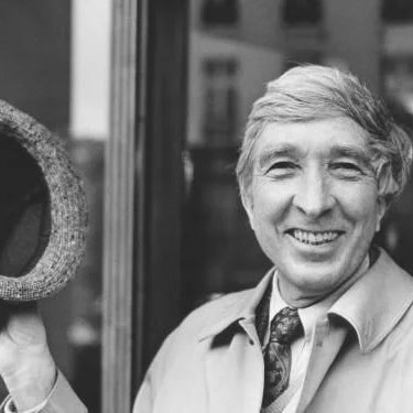 1932. március 18-án született John Updike, a modern Amerika regényírója