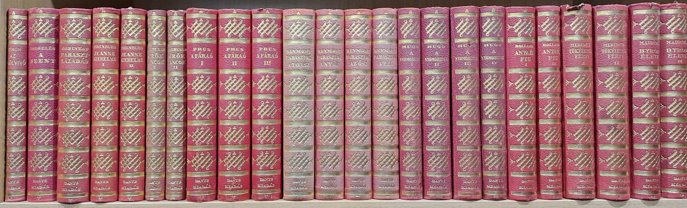 Halhatatlan Könyvek 52 kötete (nem teljes sorozat)