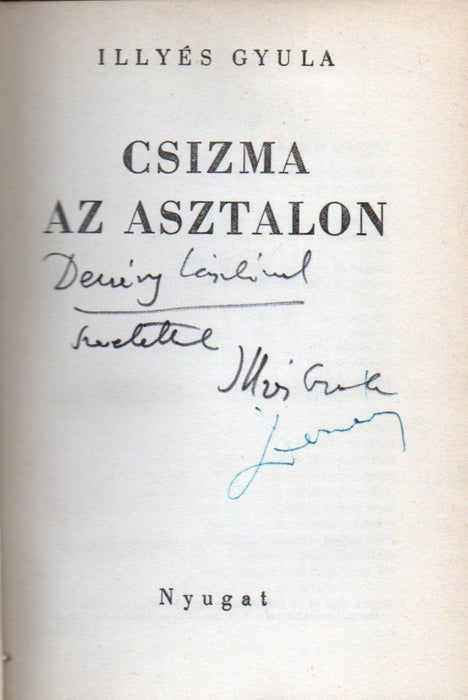 Csizma az asztalon