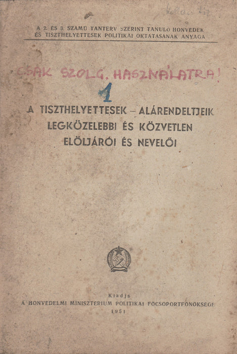 A tiszthelyettesek - alárendeltjeik legközelebbi és közvetlen előljárói és nevelői