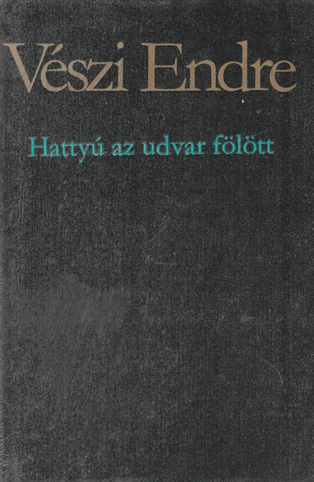 Hattyú az udvar fölött - Oskola Antikvárium