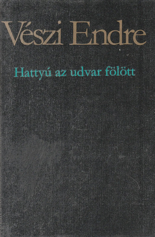 Hattyú az udvar fölött - Oskola Antikvárium